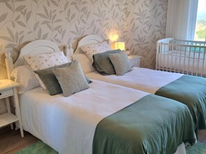 2 bedrooms, iron/ironing board, internet, bed sheets