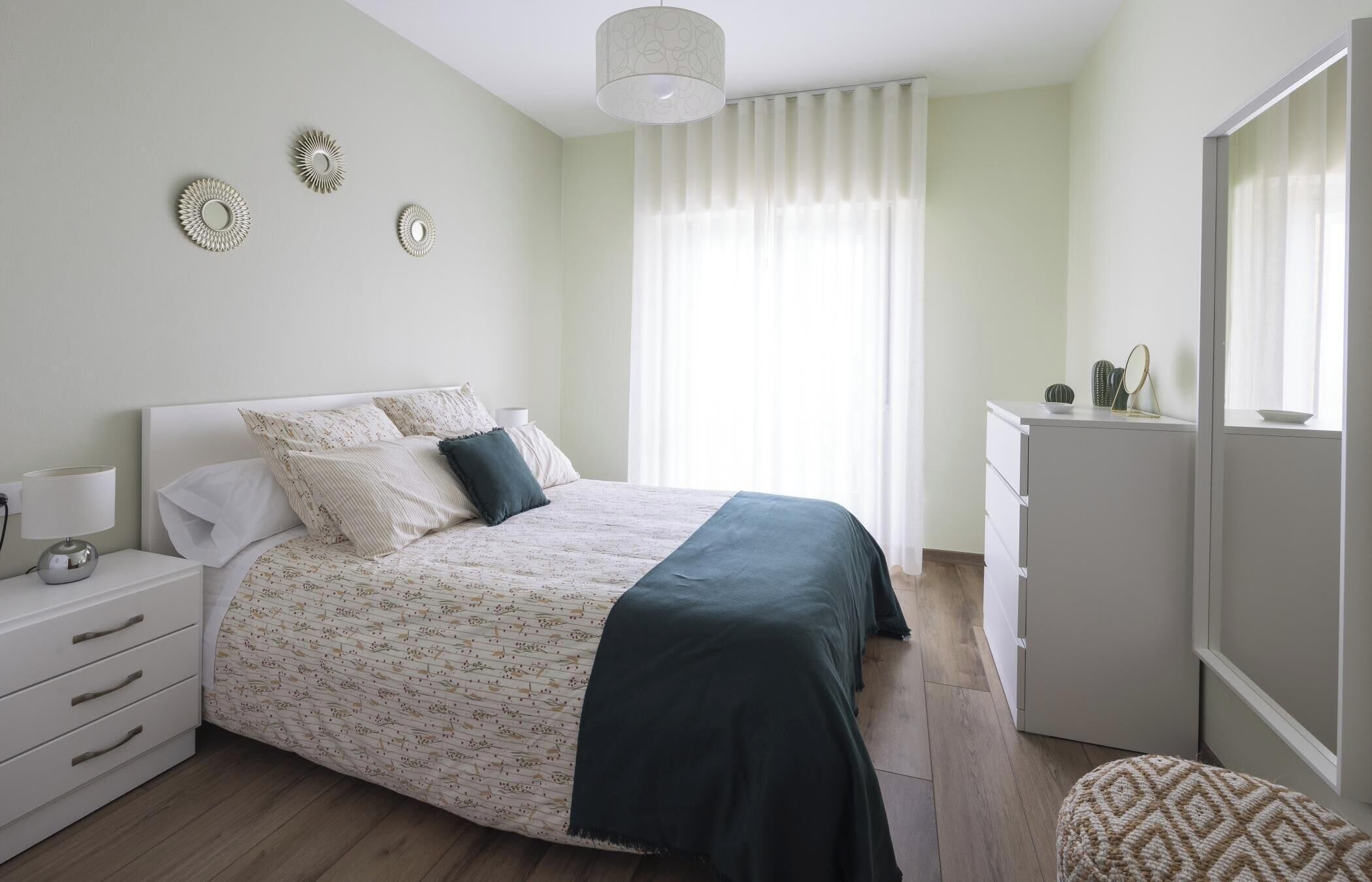 2 bedrooms, iron/ironing board, internet, bed sheets