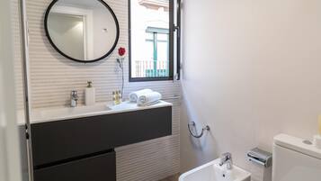 Douche, sĂšche-cheveux, serviettes fournies