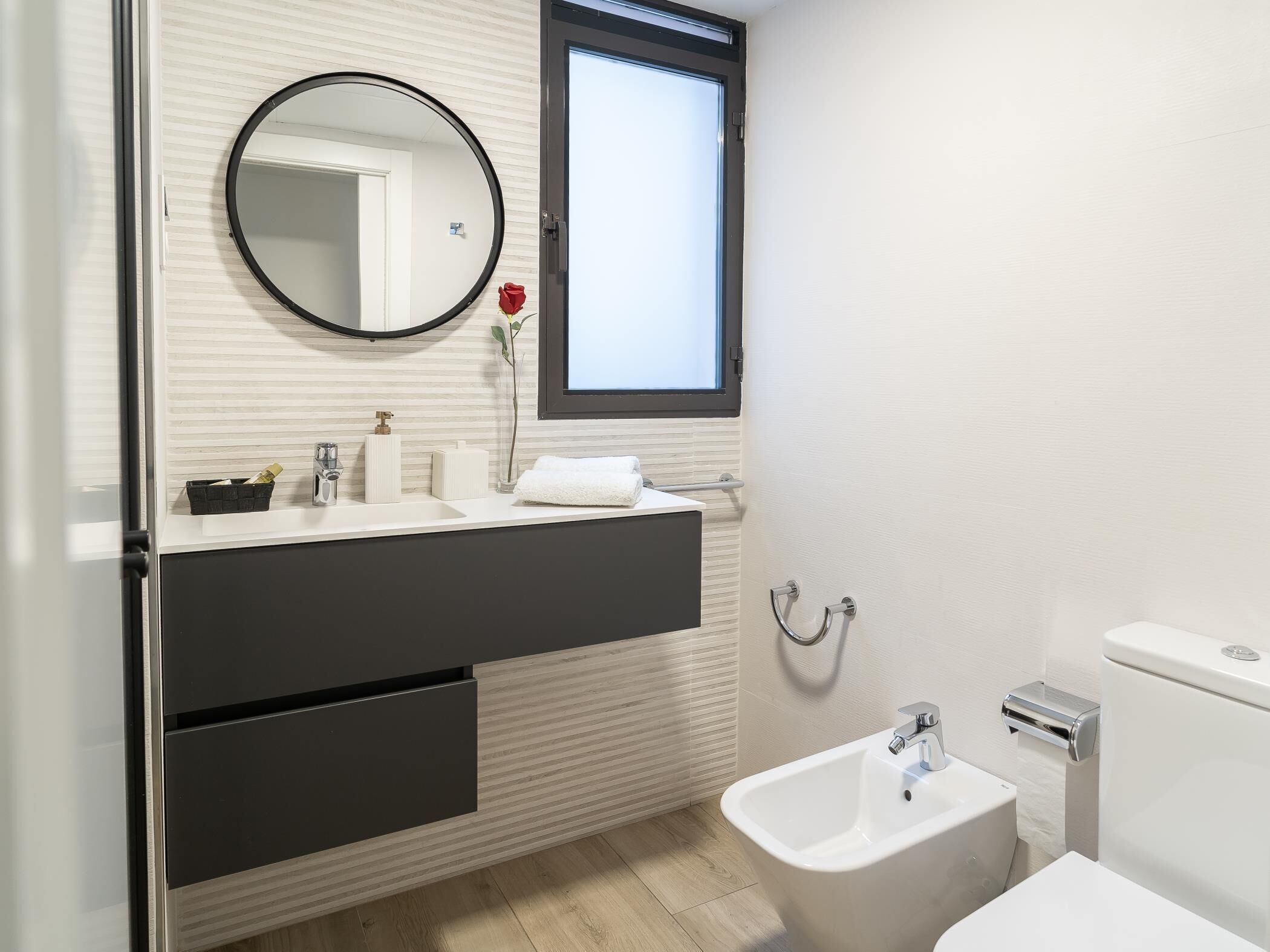 Ducha, secador de pelo y toallas