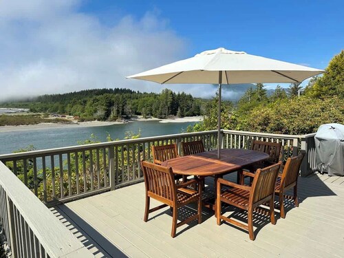 Hot tub + Sauna+ Panoramic Ocean View! THE POINT
