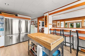 Réfrigérateur, lave-vaisselle, cafetière/bouilloire