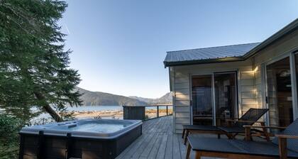 Best View in Port Renfrew! Sauna + Hot Tub + Pet Friendly + Sleep 7