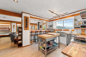 Refrigerador, lavavajillas, cafetera y tetera y utensilios de cocina 