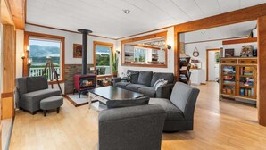 Un salon chaleureux avec une cheminée, un canapé, une table basse et une bibliothèque.