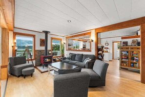 Televisión y chimenea 