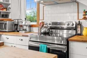 Fridge, dishwasher, coffee/tea maker, cookware/dishes/utensils - Hot tub + Sauna+ Panoramic Ocean View! THE POINT (Port Renfrew)