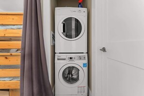 Interior - Seaside Haven -Hot Tub with Oceanfront View (Port Renfrew)