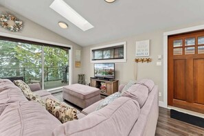 TV - Seaside Haven -Hot Tub with Oceanfront View (Port Renfrew)