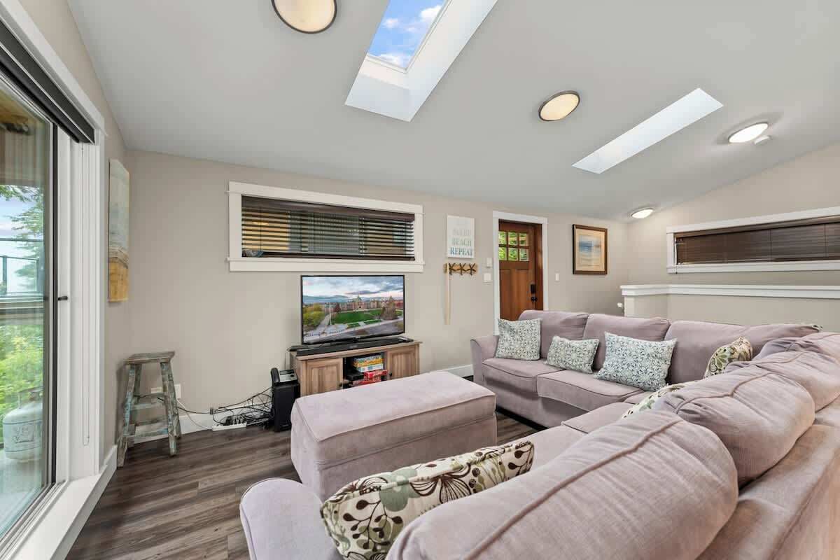 Seaside Haven -Hot Tub With Oceanfront View - Port Renfrew