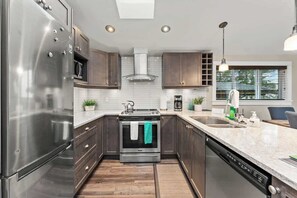 ثلاجة، ميكروويف، فرن، غسالة أطباق