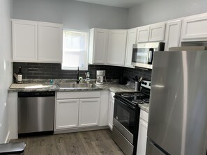 Jääkaappi, mikroaaltouuni, uuni, liesi