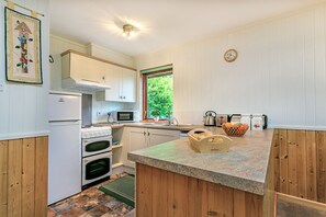 Microwave, dishwasher, highchair - Cedar Lodge, Minehead (Minehead)