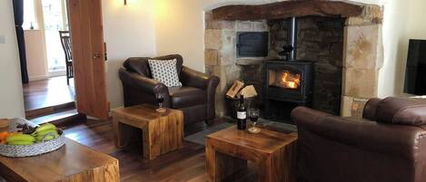 Fernseher, Kamin, Stereoanlage