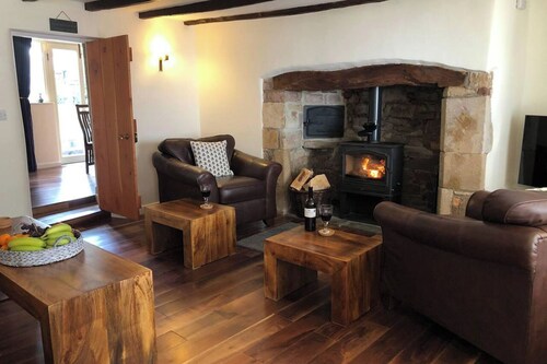 Pets-Garden-Fireplace-Sleeps 5-Wifi