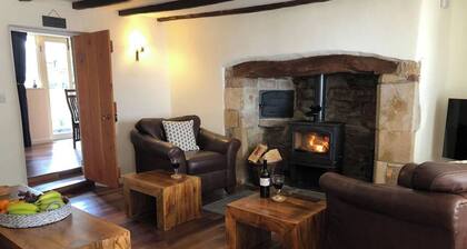 Pets-Garden-Fireplace-Sleeps 5-Wifi