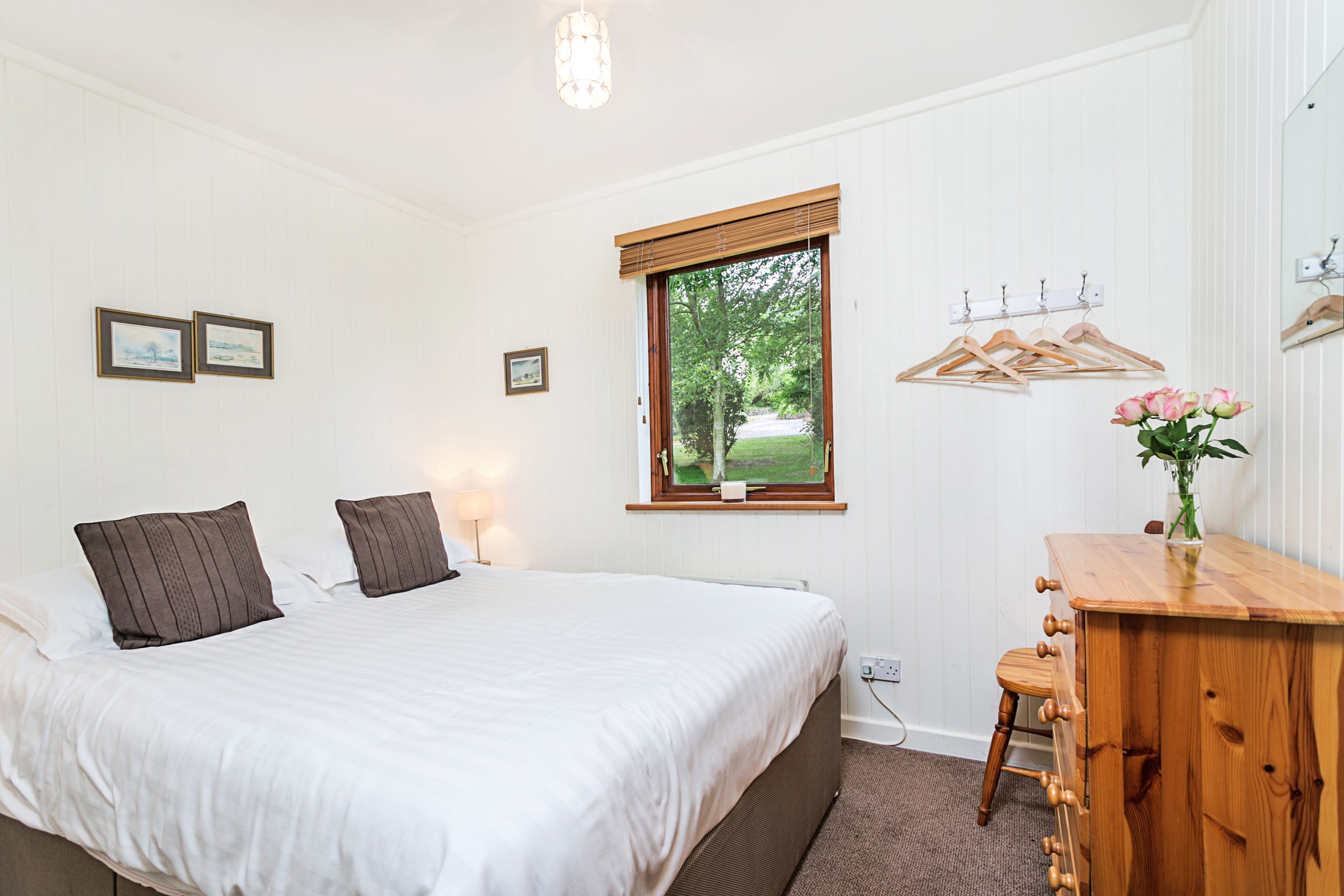 2 bedrooms, iron/ironing board, internet, bed sheets