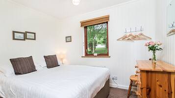 2 bedrooms, iron/ironing board, internet, bed sheets