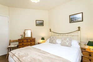 1 bedroom, iron/ironing board, Internet, bed sheets - Rose Cottage Minehead (Minehead)