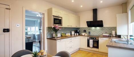 Kühlschrank, Mikrowelle, Ofen, Herdplatte