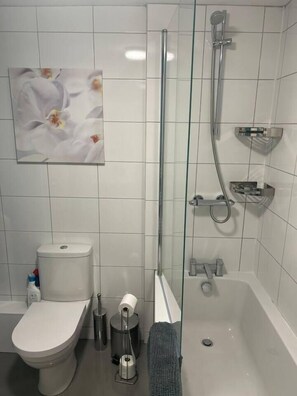 Bathtub, towels - 1-Bed House, Sleeps 4, Free Parking (Stockport)