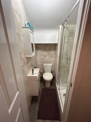 Bathtub, towels