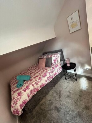 1 bedroom, WiFi, bed sheets - 1-Bed House, Sleeps 4, Free Parking (Stockport)