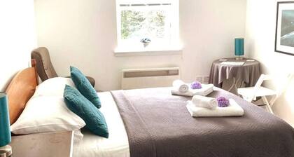 Cosy Kirriemuir Flat - Pet Friendly Retreat