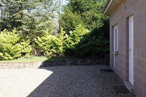 Exterior detail - Cosy Kirriemuir Flat - Pet Friendly Retreat (Kirriemuir)