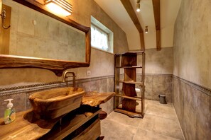 Badewanne, Haartrockner, Handtücher