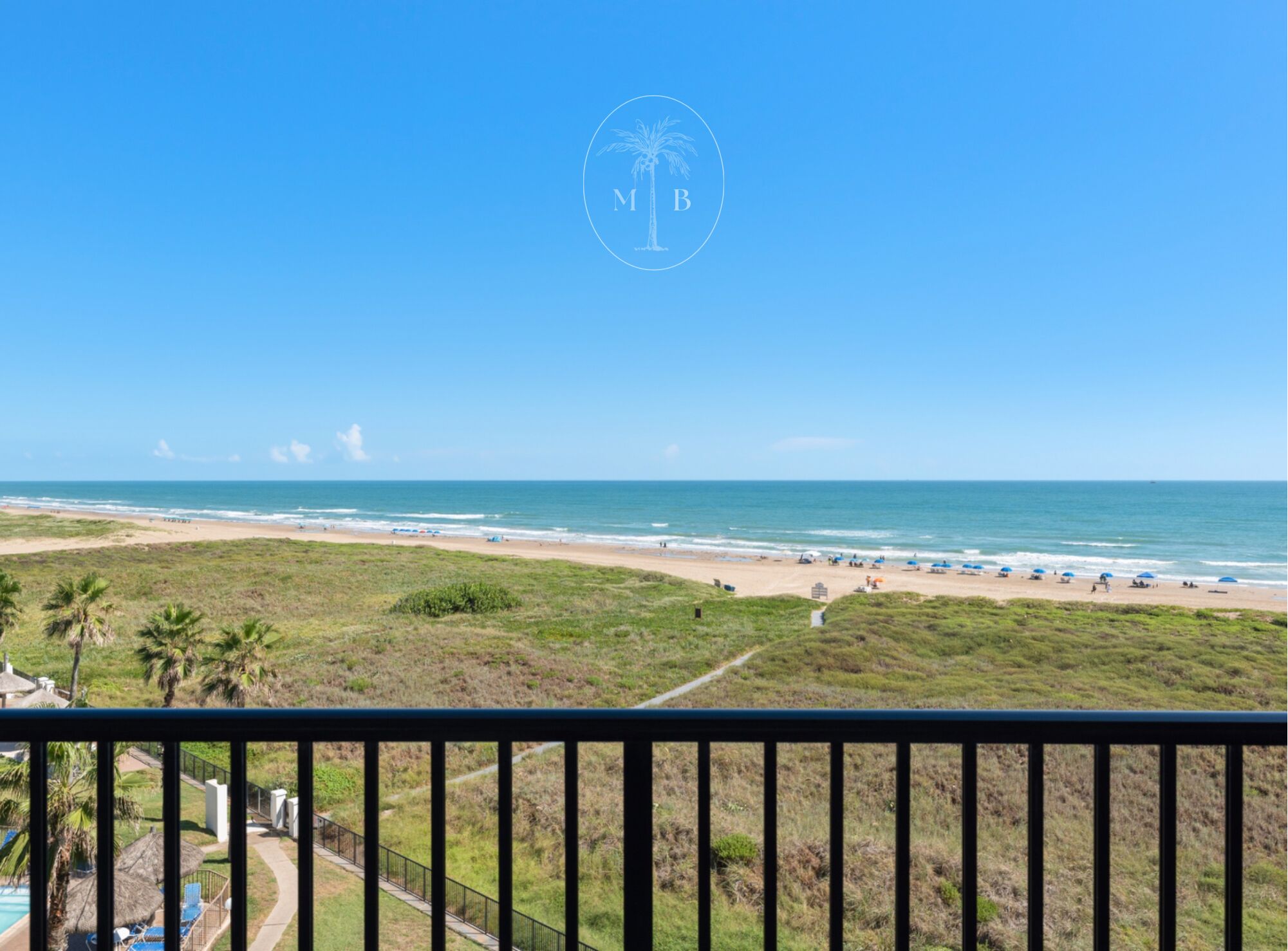 Plage, chaises longues, serviettes de plage