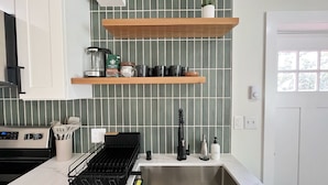 Kaffetrakter/tekoker, kjøleskap, mikrobølgeovn og ovn