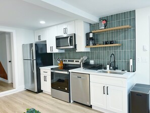 Refrigerador, microondas, horno, placa de cocina