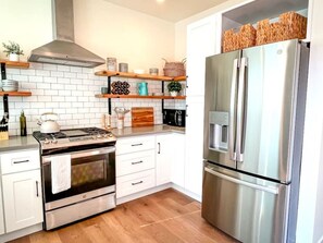 Kjøleskap, mikrobølgeovn, ovn og kokeplater