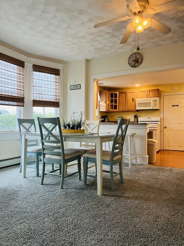 Cozy beach-inspired home! Close walk to boardwalk and beach!