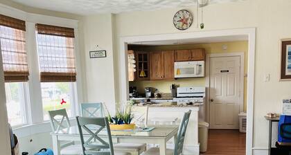 Cozy beach-inspired home! Close walk to boardwalk and beach!