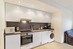 Kühlschrank, Mikrowelle, Ofen, Herdplatte