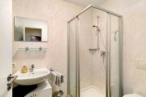 Dusche, Haartrockner, Handtücher