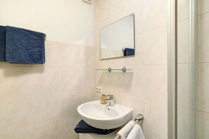 Shower, hair dryer, towels - Apartment 'Schwarzwaldperle' with Wi-Fi (Baden-Baden)