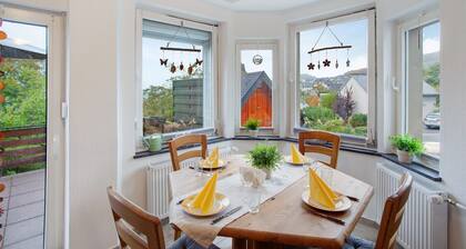 Ferienwohnung 'Kirsten's Hike N Bike' mit Bergblick, privater Terrasse und WLAN