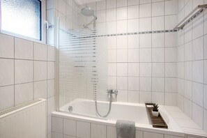 Een bad, een haardroger, handdoeken