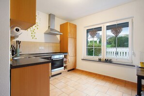 Fridge, microwave, oven, stovetop - Holiday Apartment 'Kirsten's Hike N Bike' with Mountain View, Private Terrace and Wi-Fi (Schmallenberg)