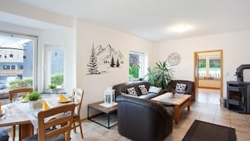 TV, fireplace, stereo
