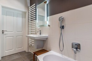 Baignoire, séchoir à cheveux, serviettes fournies