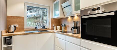 冷蔵庫、オーブン、コンロ、食器洗い機