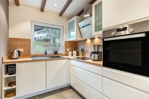 Fridge, oven, stovetop, dishwasher - Apartment 'Auszeit' with Mountain View, Wi-Fi and Air Conditioning (Sasbachwalden)