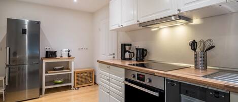 Kühlschrank, Ofen, Herdplatte, Geschirrspüler