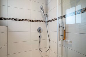 Douche, sĂšche-cheveux, serviettes fournies