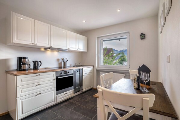 Fridge, oven, stovetop, dishwasher