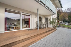 Outdoor dining - Apartment 'Fewo Zeit Zu Zweit' with Mountain View, Private Terrace and Wi-Fi (Sasbachwalden)